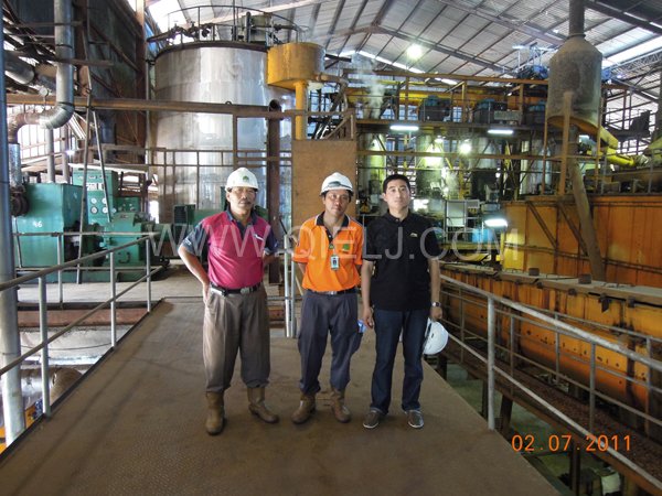 張兵權(quán)工程師在外國(guó)客戶安裝工廠進(jìn)行指導(dǎo)安裝(圖1) 張兵權(quán)工程師在外國(guó)客戶安裝工廠進(jìn)行指導(dǎo)安裝(圖1)