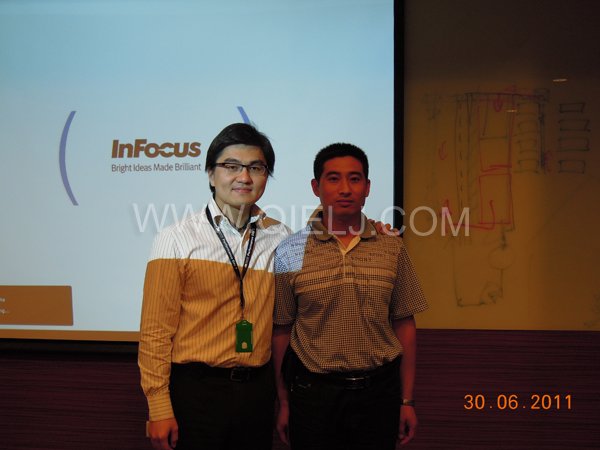 張兵權(quán)工程師在外國(guó)客戶安裝工廠進(jìn)行指導(dǎo)安裝(圖2) 張兵權(quán)工程師在外國(guó)客戶安裝工廠進(jìn)行指導(dǎo)安裝(圖2)